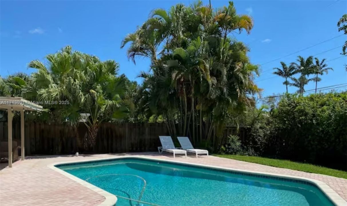 Vendido Recientemente: $699,000 (3 camas, 2 baños, 1330 Pies cuadrados)