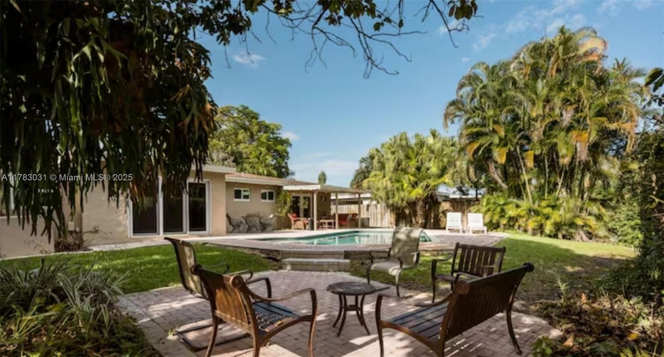 Vendido Recientemente: $699,000 (3 camas, 2 baños, 1330 Pies cuadrados)