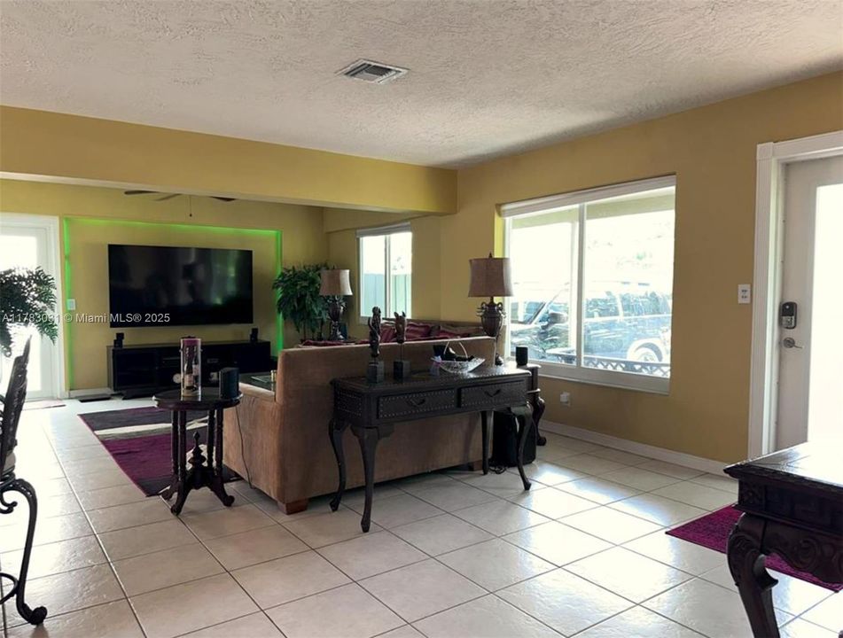 Vendido Recientemente: $699,000 (3 camas, 2 baños, 1330 Pies cuadrados)