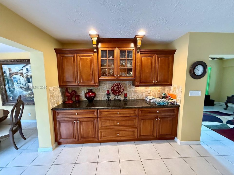 Vendido Recientemente: $699,000 (3 camas, 2 baños, 1330 Pies cuadrados)