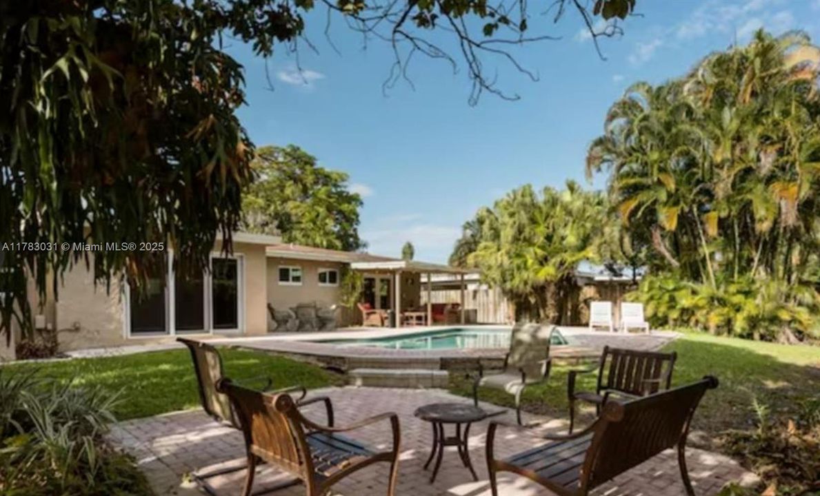 Vendido Recientemente: $699,000 (3 camas, 2 baños, 1330 Pies cuadrados)