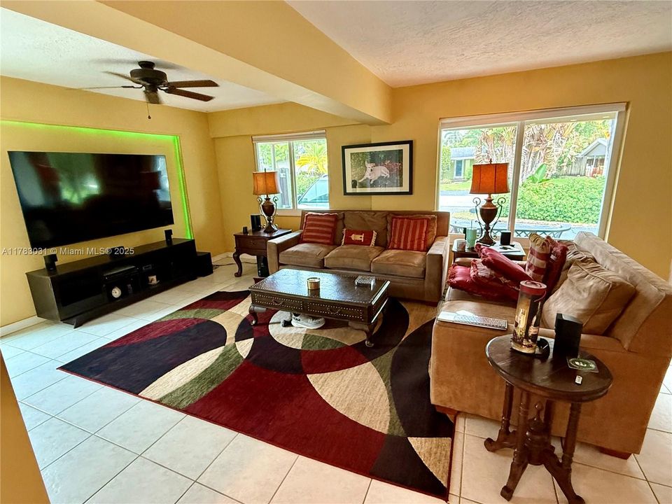 Vendido Recientemente: $699,000 (3 camas, 2 baños, 1330 Pies cuadrados)