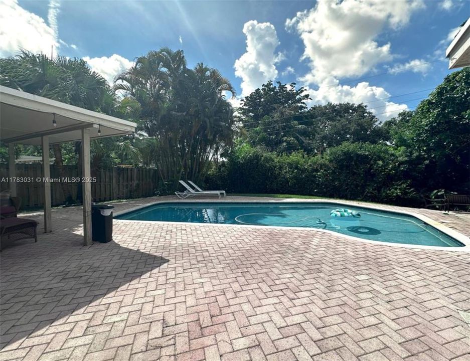 Vendido Recientemente: $699,000 (3 camas, 2 baños, 1330 Pies cuadrados)