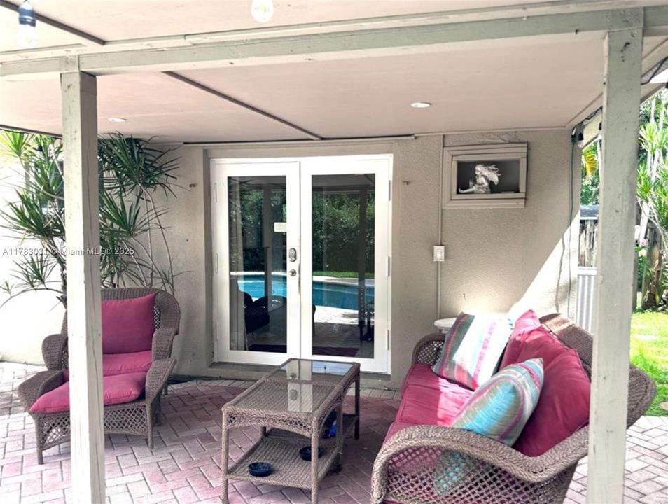 Vendido Recientemente: $699,000 (3 camas, 2 baños, 1330 Pies cuadrados)