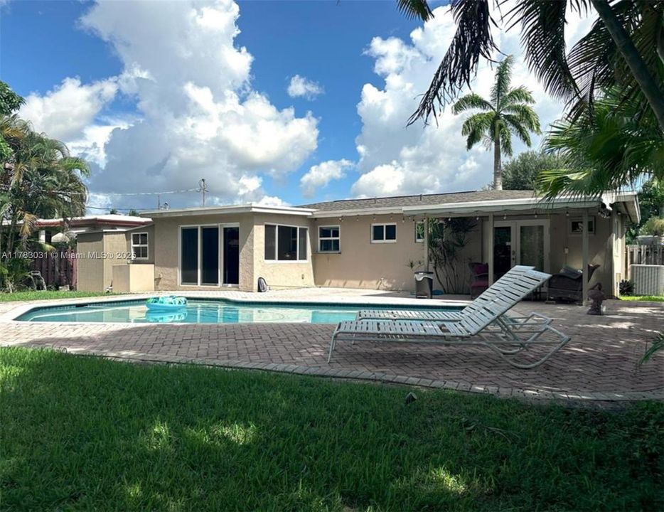 Vendido Recientemente: $699,000 (3 camas, 2 baños, 1330 Pies cuadrados)