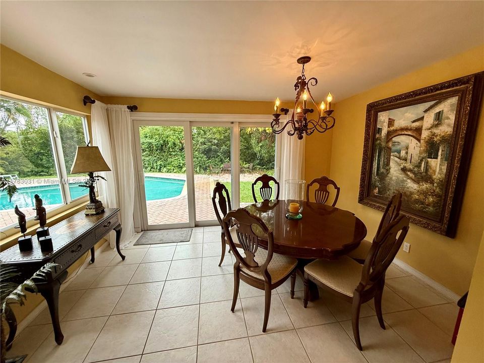 Vendido Recientemente: $699,000 (3 camas, 2 baños, 1330 Pies cuadrados)