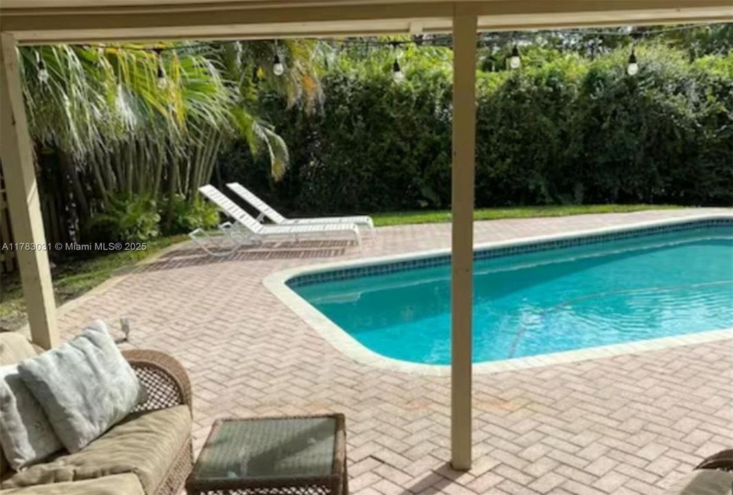 Vendido Recientemente: $699,000 (3 camas, 2 baños, 1330 Pies cuadrados)