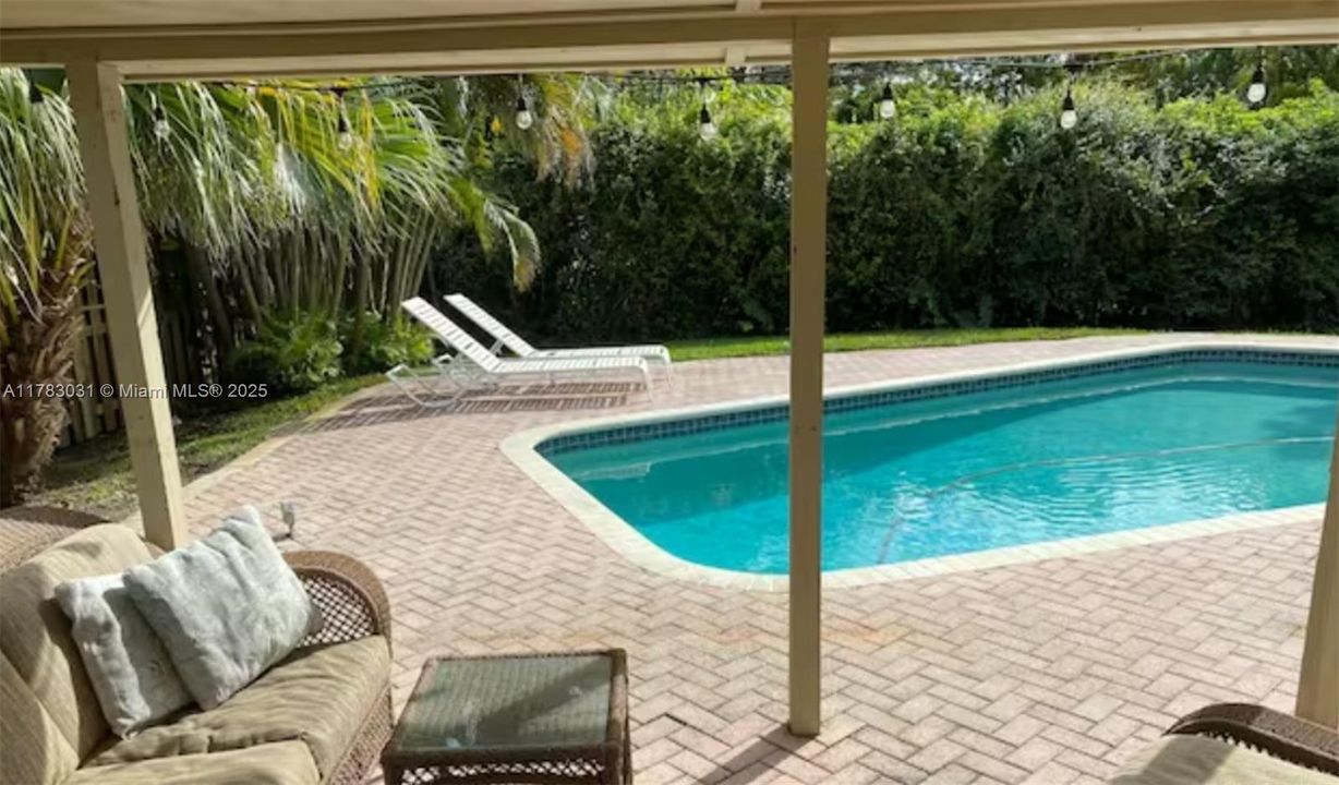 Vendido Recientemente: $699,000 (3 camas, 2 baños, 1330 Pies cuadrados)