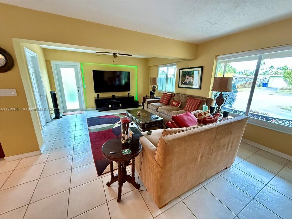 Vendido Recientemente: $699,000 (3 camas, 2 baños, 1330 Pies cuadrados)