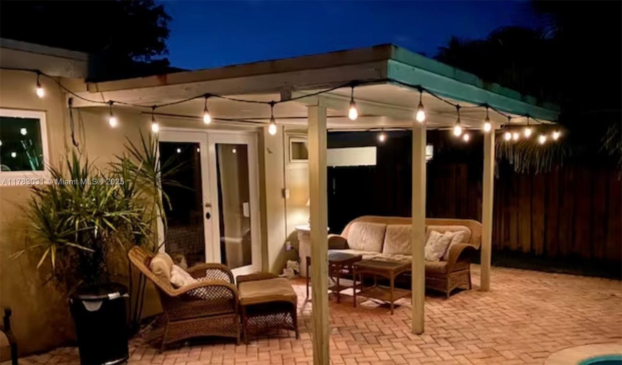 Vendido Recientemente: $699,000 (3 camas, 2 baños, 1330 Pies cuadrados)