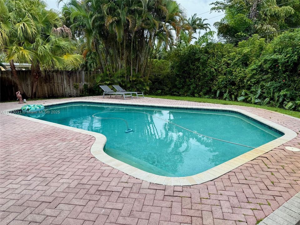 Vendido Recientemente: $699,000 (3 camas, 2 baños, 1330 Pies cuadrados)