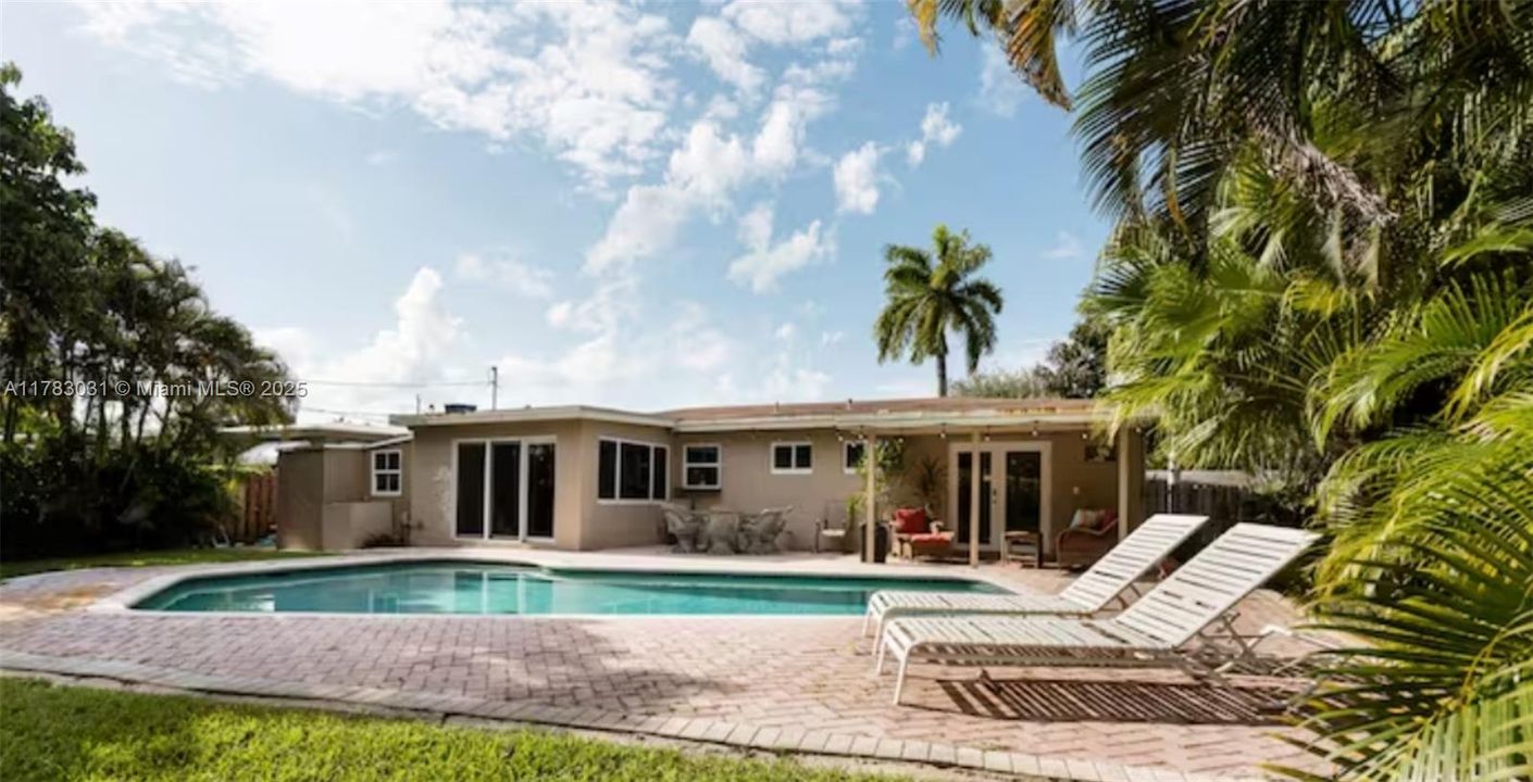 Vendido Recientemente: $699,000 (3 camas, 2 baños, 1330 Pies cuadrados)