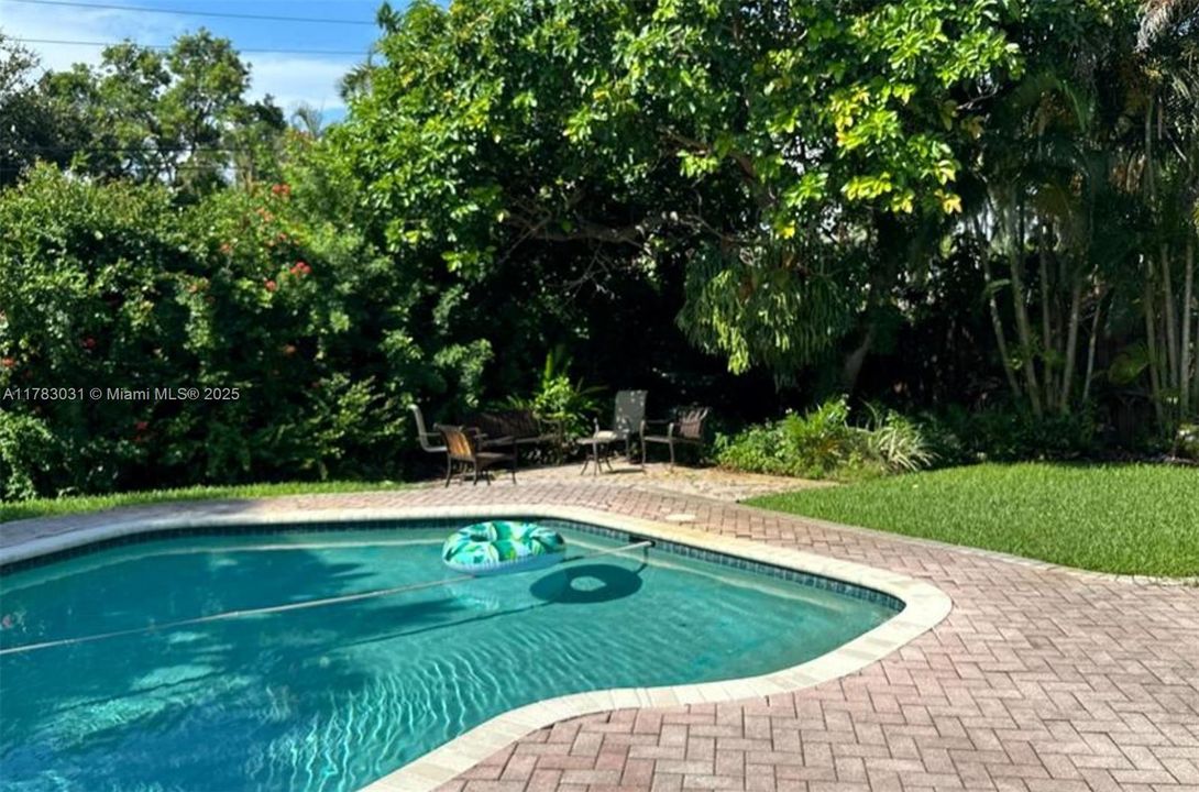 Vendido Recientemente: $699,000 (3 camas, 2 baños, 1330 Pies cuadrados)