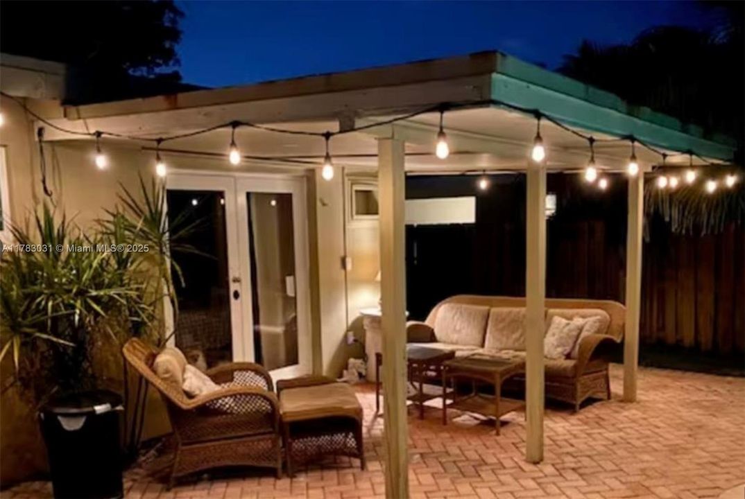 Vendido Recientemente: $699,000 (3 camas, 2 baños, 1330 Pies cuadrados)