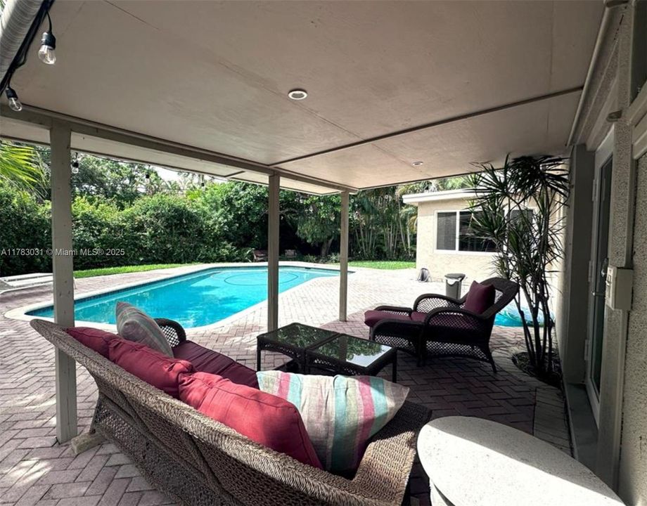 Vendido Recientemente: $699,000 (3 camas, 2 baños, 1330 Pies cuadrados)