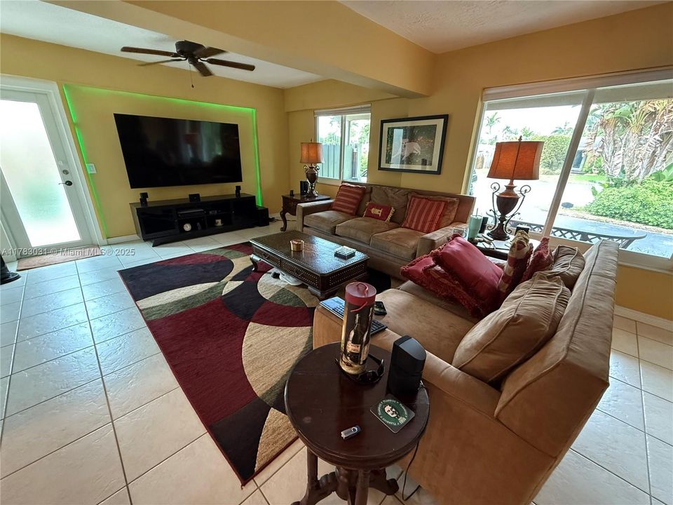 Vendido Recientemente: $699,000 (3 camas, 2 baños, 1330 Pies cuadrados)