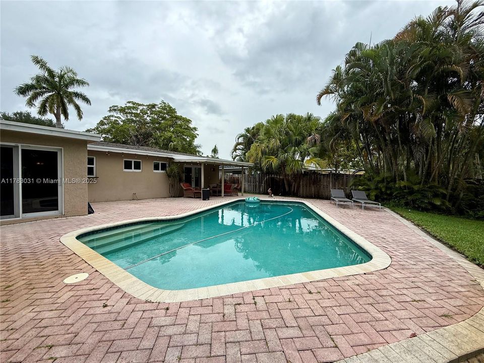 Vendido Recientemente: $699,000 (3 camas, 2 baños, 1330 Pies cuadrados)