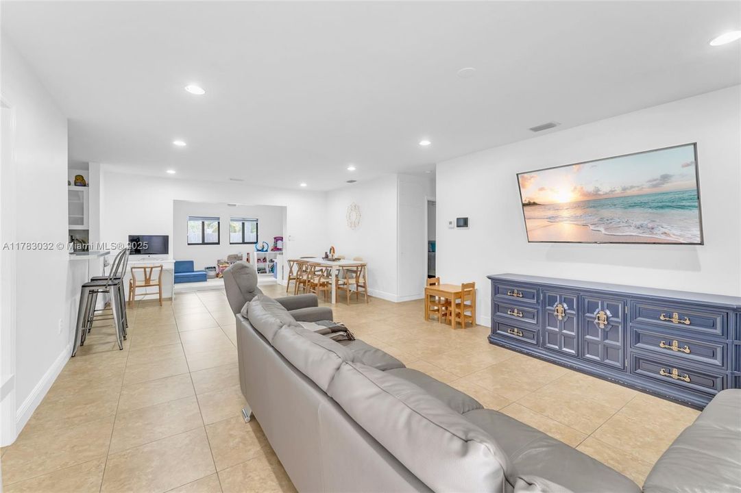 Недавно продано: $589,817 (3 спален, 2 ванн, 1276 Квадратных фут)