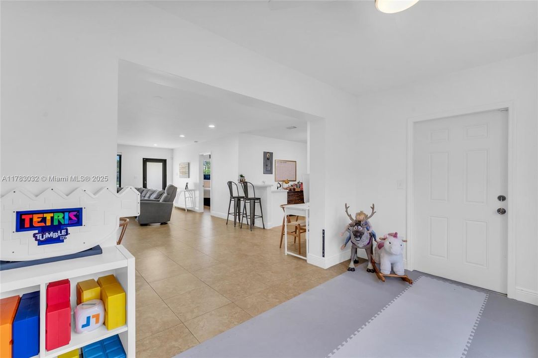 Недавно продано: $589,817 (3 спален, 2 ванн, 1276 Квадратных фут)