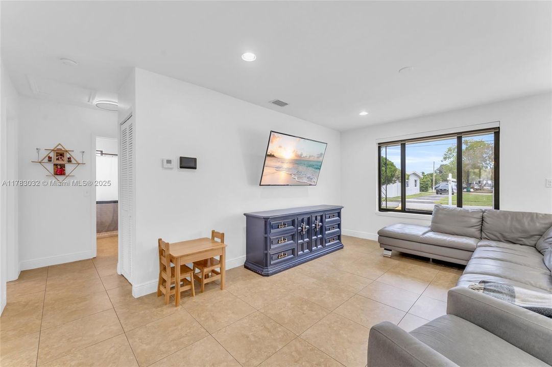 Недавно продано: $589,817 (3 спален, 2 ванн, 1276 Квадратных фут)