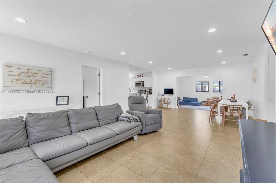 Недавно продано: $589,817 (3 спален, 2 ванн, 1276 Квадратных фут)