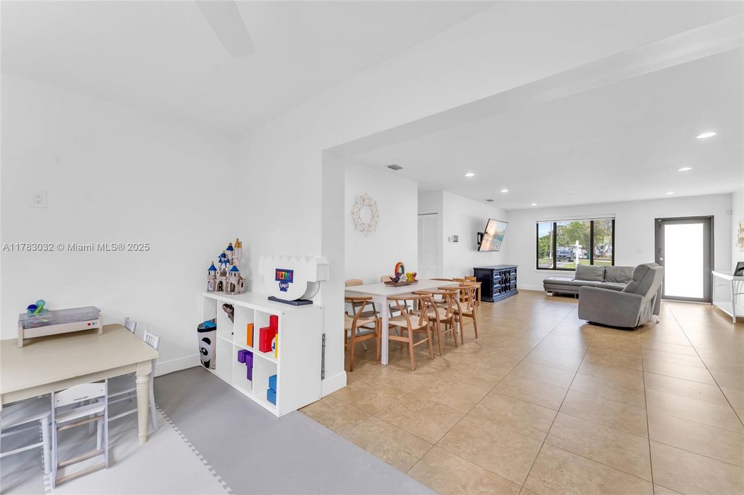 Недавно продано: $589,817 (3 спален, 2 ванн, 1276 Квадратных фут)