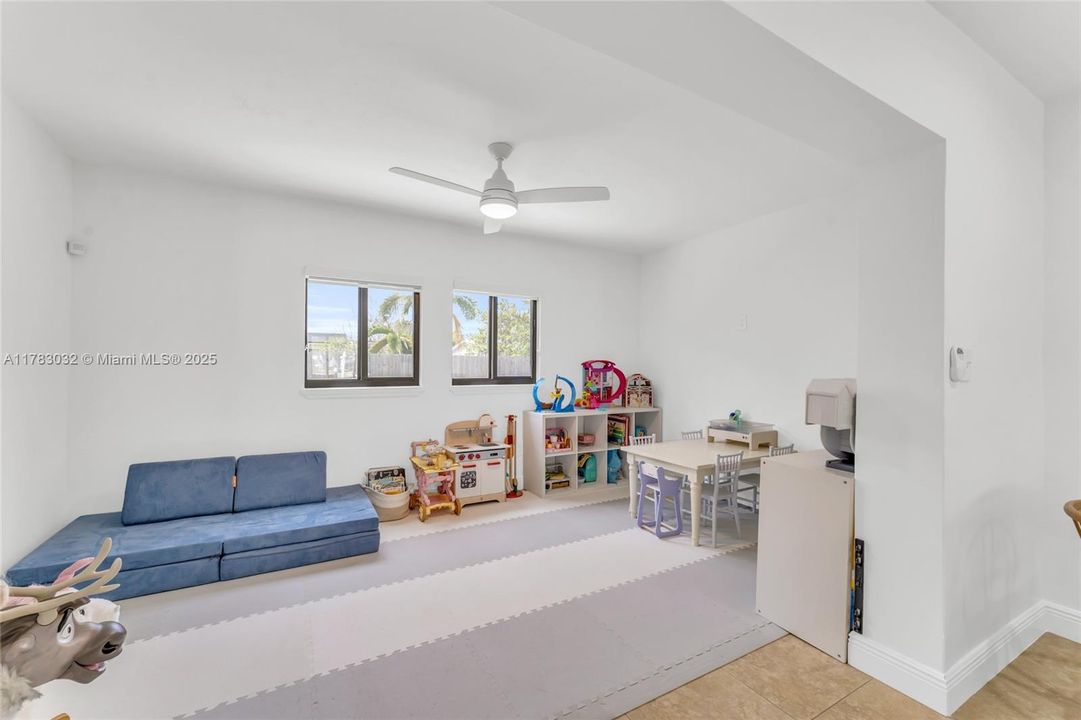 Недавно продано: $589,817 (3 спален, 2 ванн, 1276 Квадратных фут)