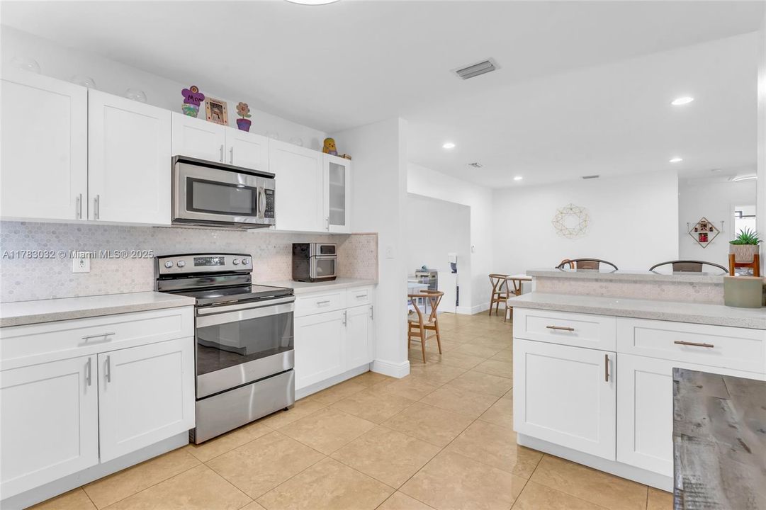 Недавно продано: $589,817 (3 спален, 2 ванн, 1276 Квадратных фут)