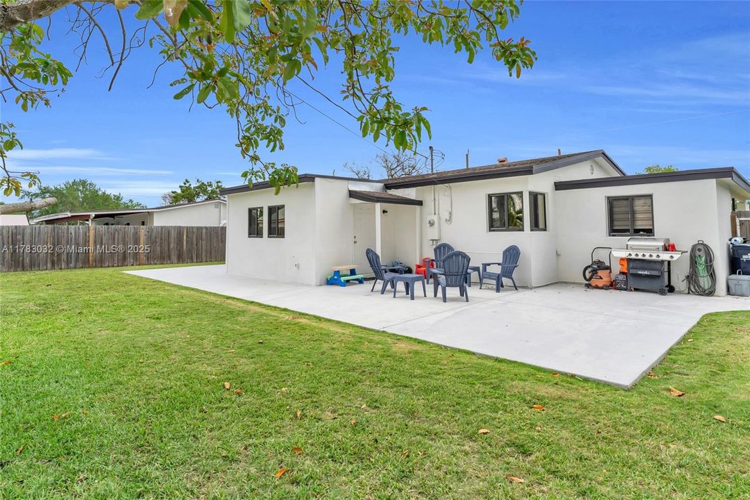 Недавно продано: $589,817 (3 спален, 2 ванн, 1276 Квадратных фут)