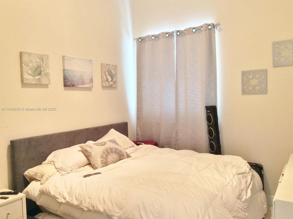 Recientemente alquilado: $3,500 (2 camas, 2 baños, 1069 Pies cuadrados)