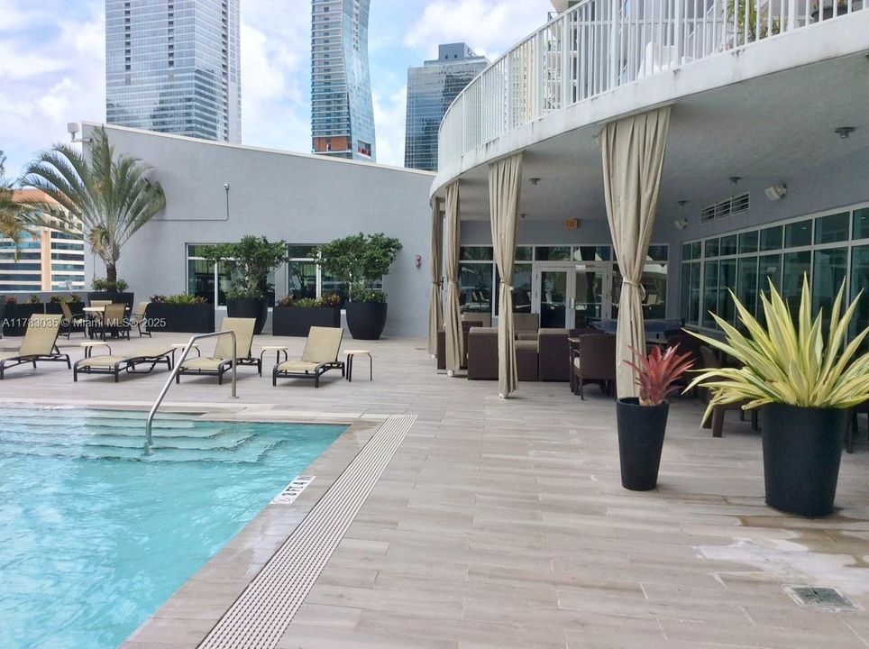 Recientemente alquilado: $3,500 (2 camas, 2 baños, 1069 Pies cuadrados)