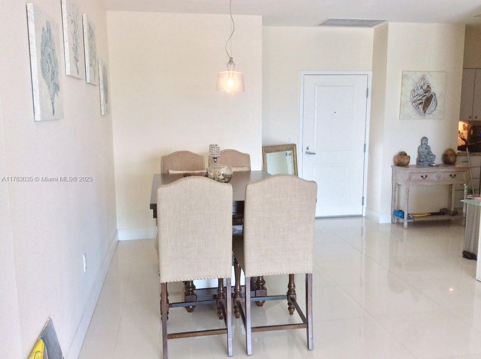 Recientemente alquilado: $3,500 (2 camas, 2 baños, 1069 Pies cuadrados)