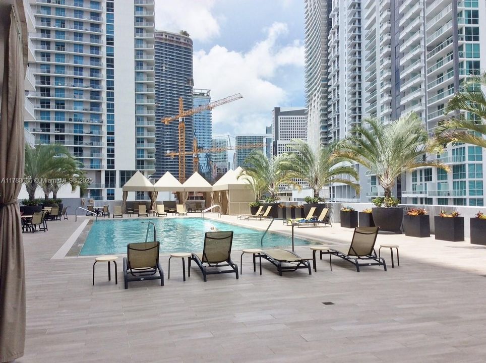 Recientemente alquilado: $3,500 (2 camas, 2 baños, 1069 Pies cuadrados)