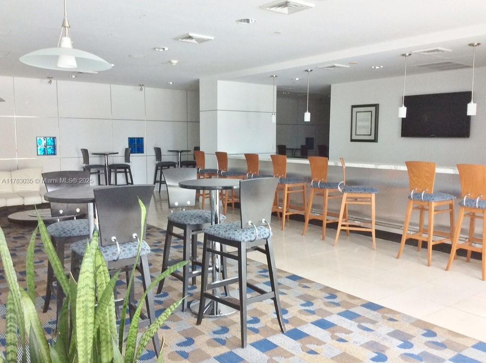 Recientemente alquilado: $3,500 (2 camas, 2 baños, 1069 Pies cuadrados)