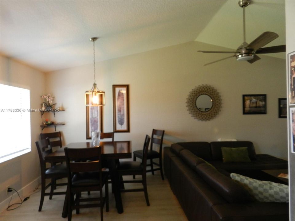 Recientemente alquilado: $2,000 (2 camas, 2 baños, 871 Pies cuadrados)