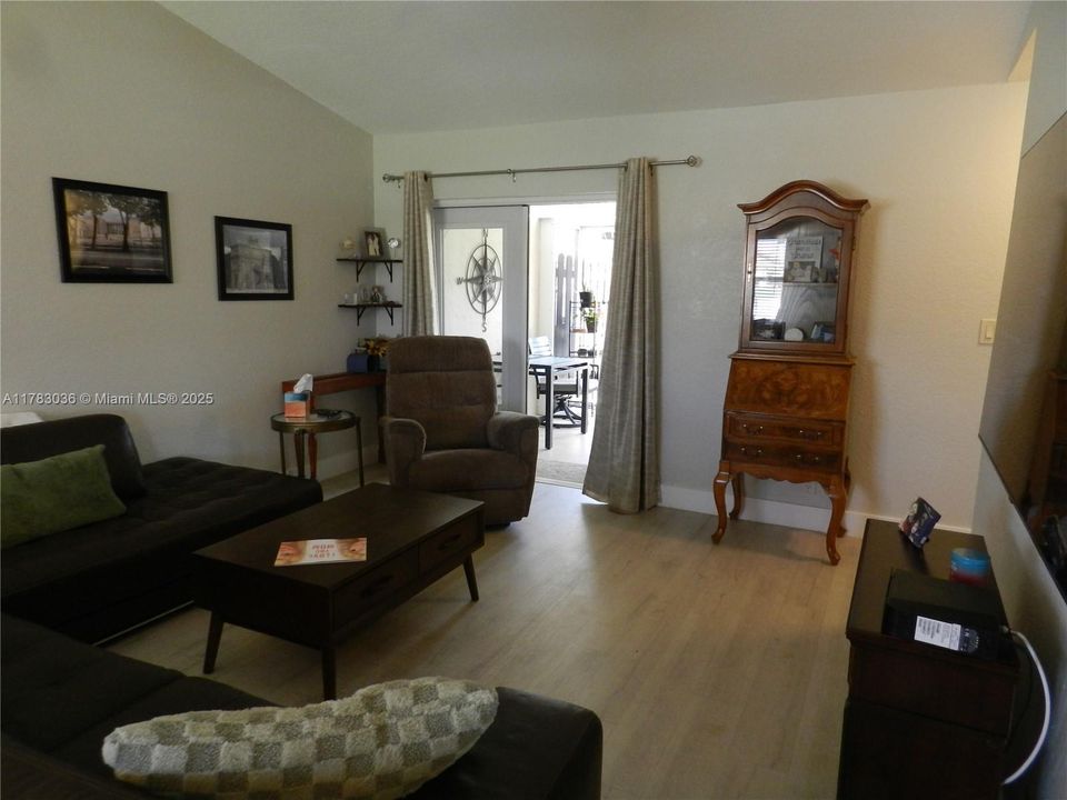 Recientemente alquilado: $2,000 (2 camas, 2 baños, 871 Pies cuadrados)