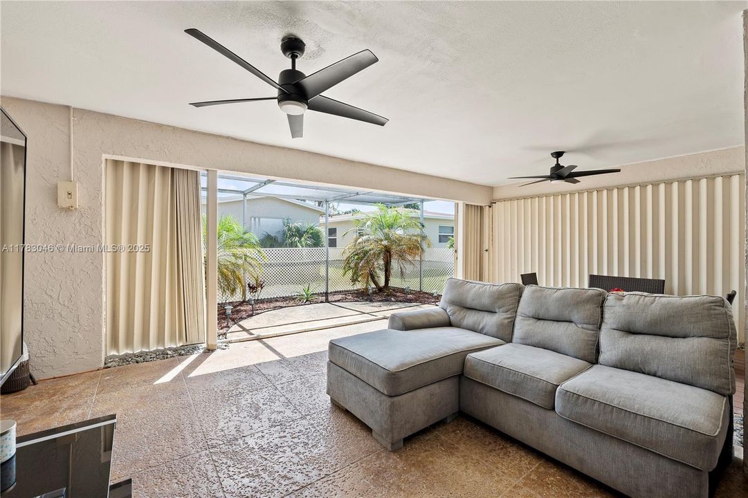 Недавно продано: $384,999 (2 спален, 2 ванн, 1326 Квадратных фут)