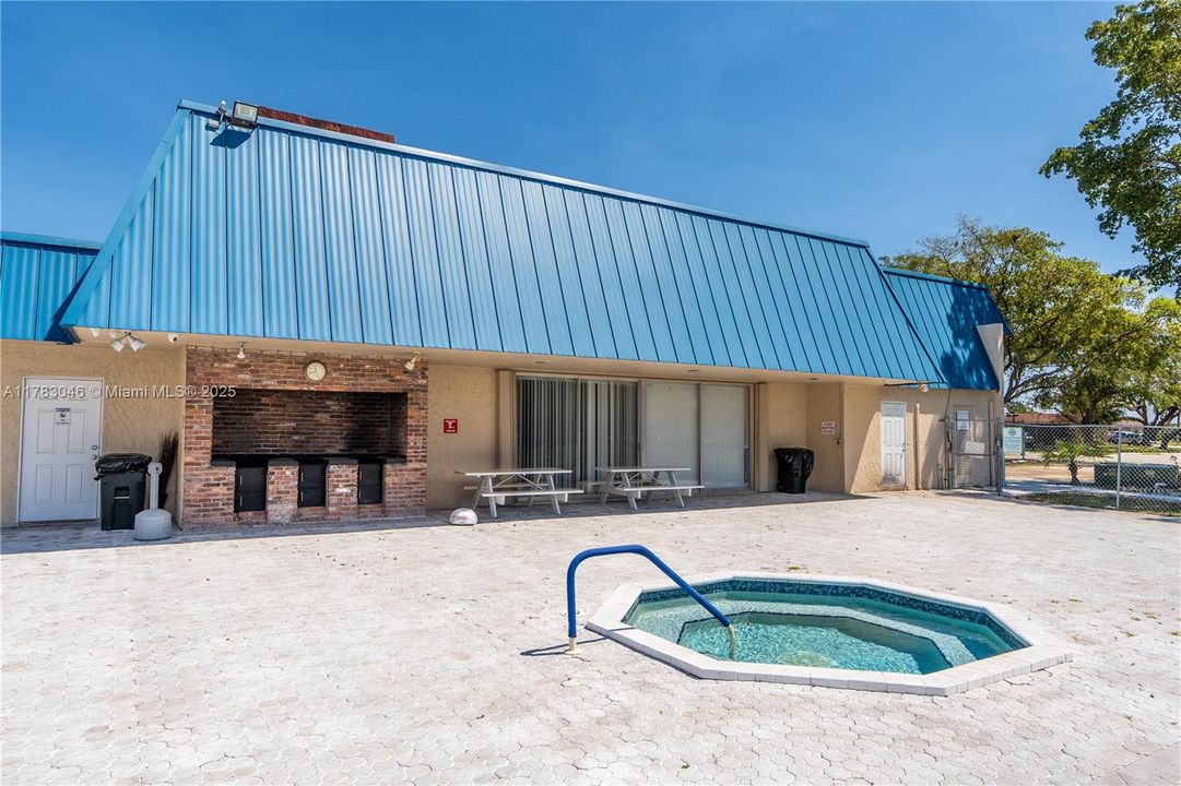 Недавно продано: $384,999 (2 спален, 2 ванн, 1326 Квадратных фут)