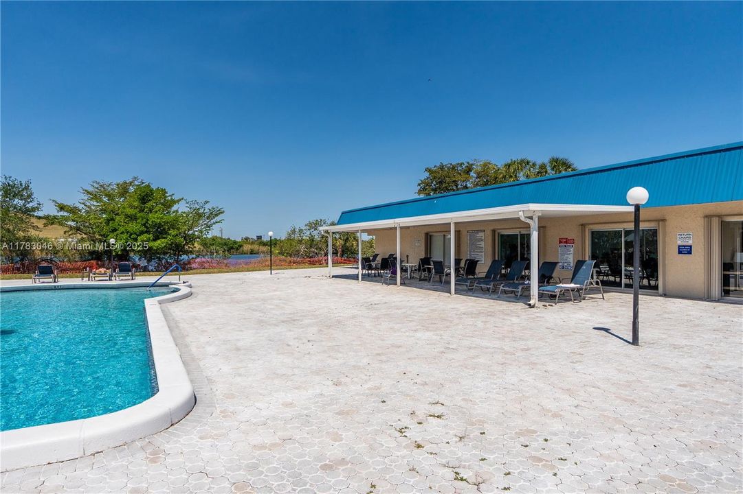 Недавно продано: $384,999 (2 спален, 2 ванн, 1326 Квадратных фут)