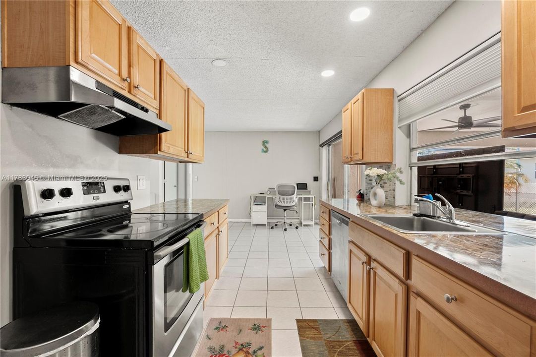 Недавно продано: $384,999 (2 спален, 2 ванн, 1326 Квадратных фут)