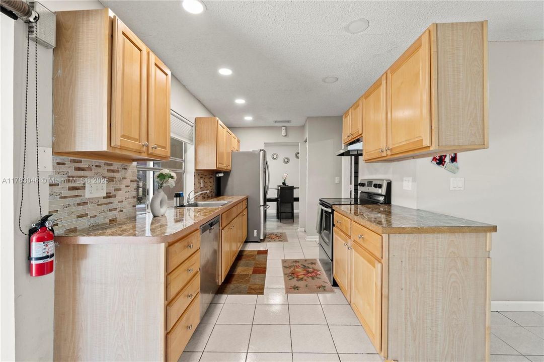 Недавно продано: $384,999 (2 спален, 2 ванн, 1326 Квадратных фут)