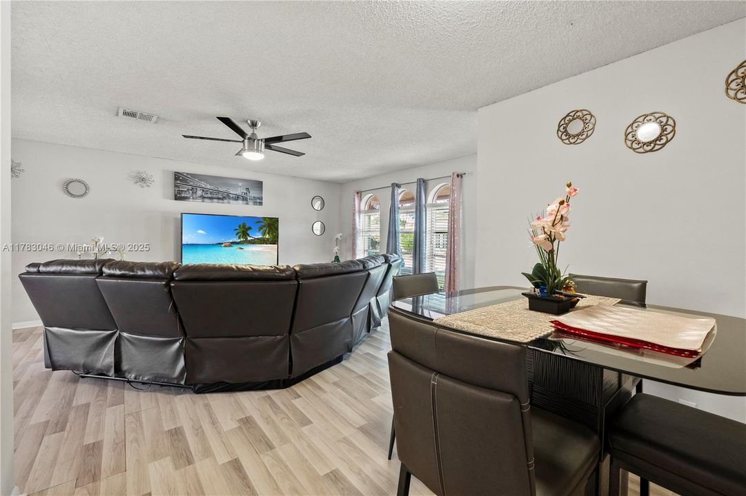 Недавно продано: $384,999 (2 спален, 2 ванн, 1326 Квадратных фут)