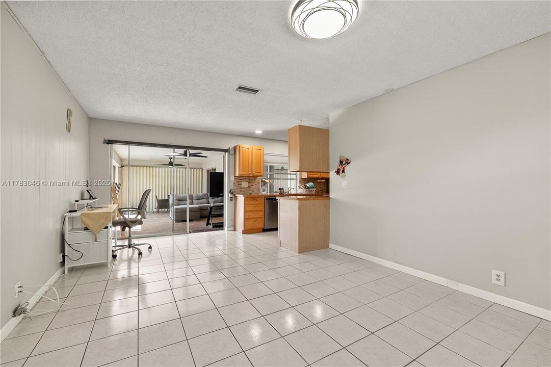 Недавно продано: $384,999 (2 спален, 2 ванн, 1326 Квадратных фут)