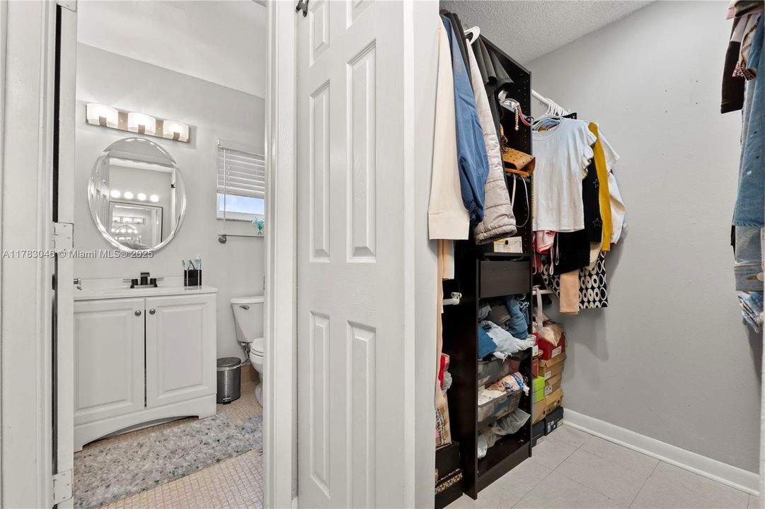 Недавно продано: $384,999 (2 спален, 2 ванн, 1326 Квадратных фут)