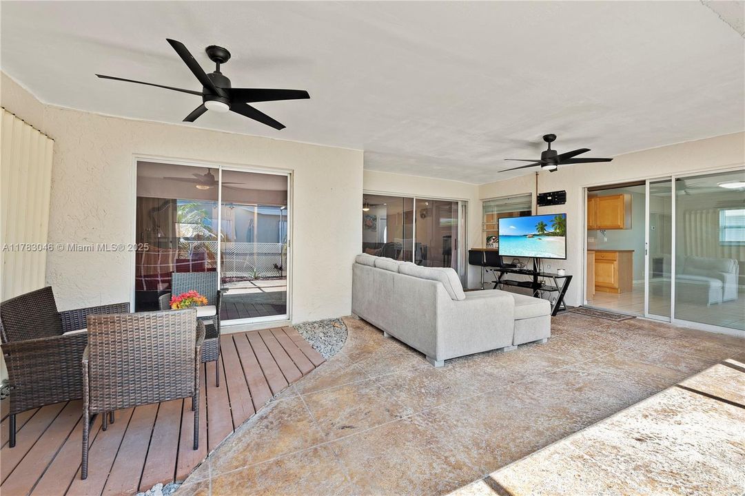 Недавно продано: $384,999 (2 спален, 2 ванн, 1326 Квадратных фут)