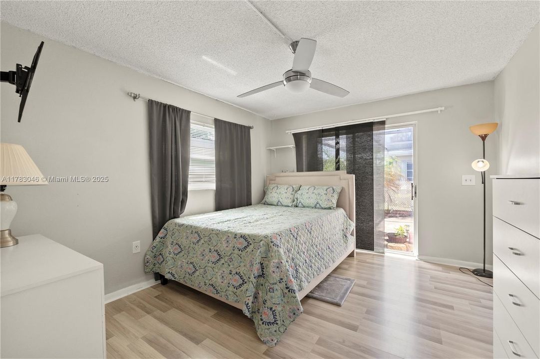 Недавно продано: $384,999 (2 спален, 2 ванн, 1326 Квадратных фут)