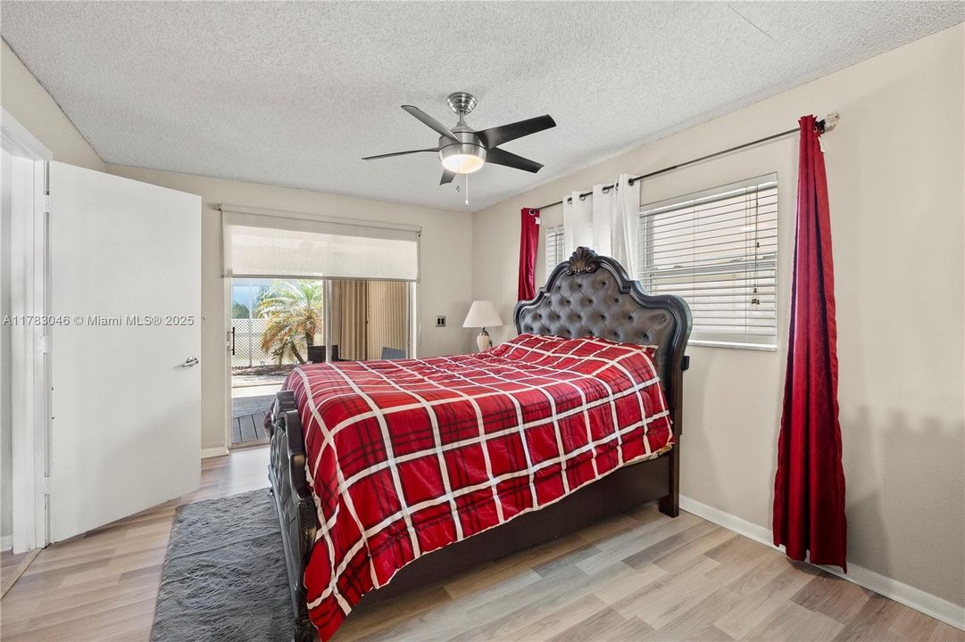 Недавно продано: $384,999 (2 спален, 2 ванн, 1326 Квадратных фут)