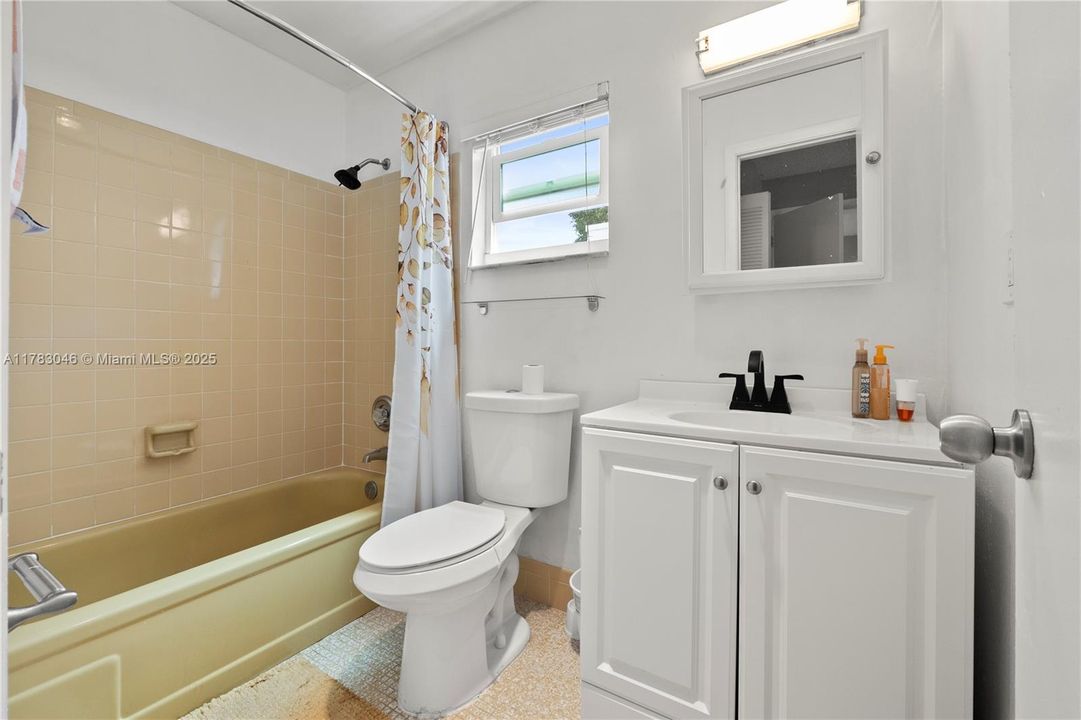 Недавно продано: $384,999 (2 спален, 2 ванн, 1326 Квадратных фут)