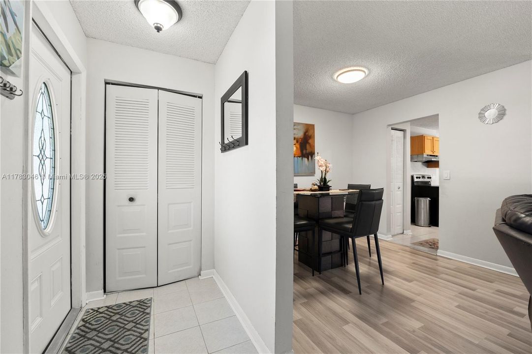 Недавно продано: $384,999 (2 спален, 2 ванн, 1326 Квадратных фут)