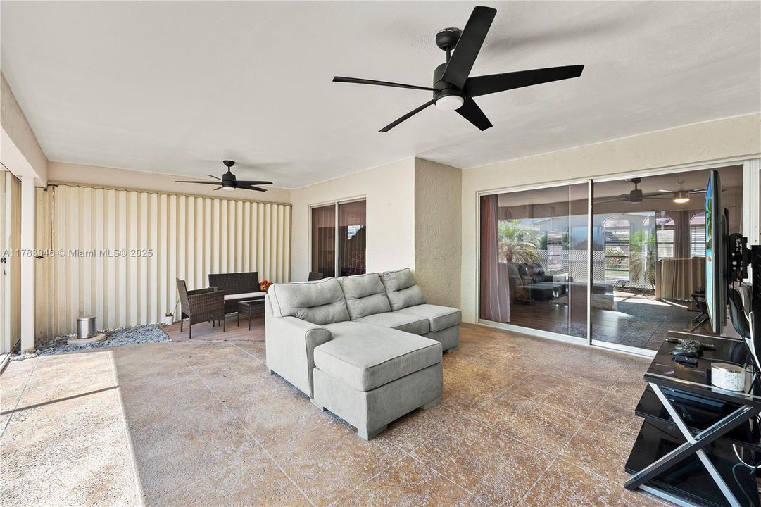 Недавно продано: $384,999 (2 спален, 2 ванн, 1326 Квадратных фут)